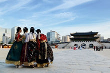 Gyeongbokgung Palace with 4 girls in hanbok