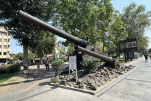 Canakkale_gun exhibit in street